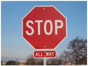 「STOP」の標識にご注意